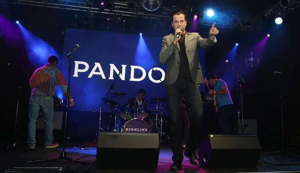 Penampilan Tommy Page dalam acara AWXI Battle of the Ad Bands di New York City, AS (30/9/2014). Tommy Page meninggal dunia pada usia 46 tahun. (Robin Marchant/Getty Images for AWXI/AFP)