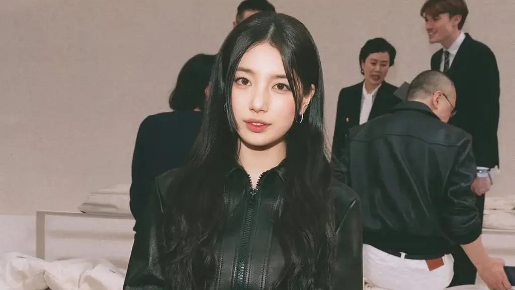 Kali ini, sang aktris sekaligus global ambassador kembali menunjukkan pesonanya saat menghadiri presentasi koleksi Hiver 2026 dari Celine di ajang Paris Fashion Week pada Sabtu (7/3). [@suzybae115].