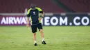 <p>Pelatih Timnas Indonesia, Shin Tae-yong tampak memeriksa kualitas rumput dengan menjejak-jejak kakinya saat sesi latihan resmi menjelang laga lanjutan putaran Grup C Kualifikasi Piala Dunia 2026 melawan Jepang di Stadion Utama Gelora Bung Karno (SUGBK), Senayan, Jakarta, Kamis (14/11/2024). (Bola.com/Bagaskara Lazuardi)</p>