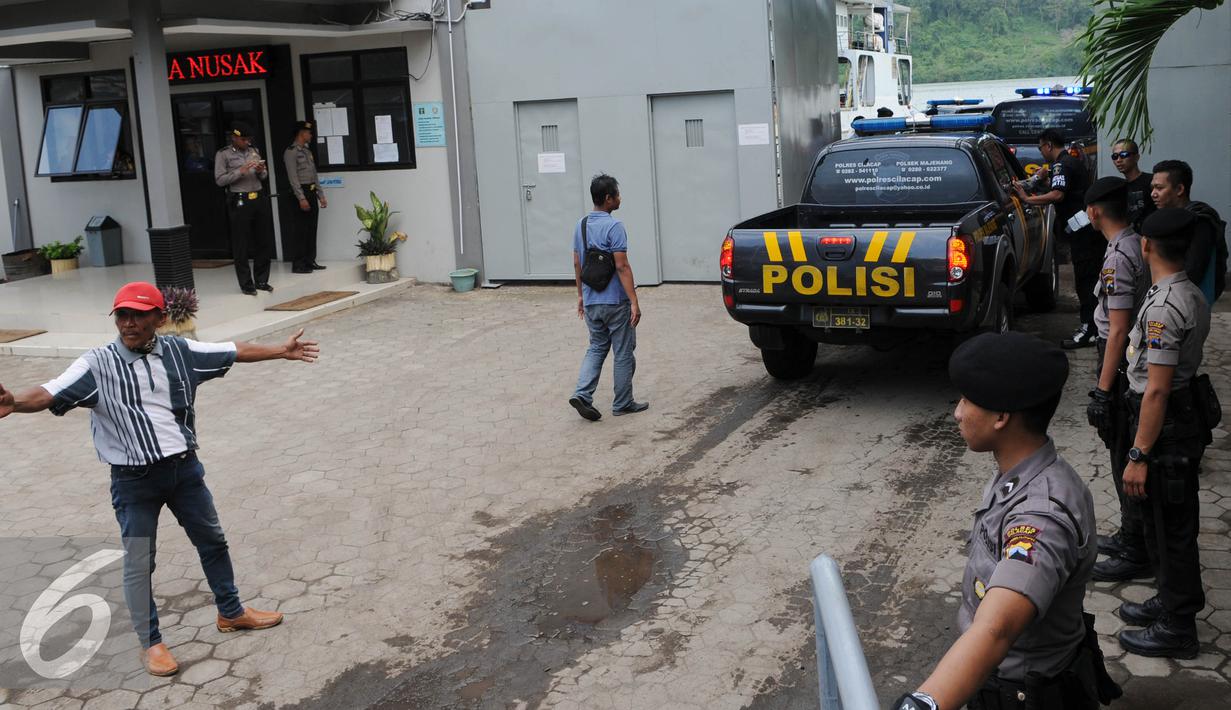 Sebanyak 17 kendaraan taktis Polri menyeberang ke Pulau Nusakambangan, Cilacap, Jateng, Rabu (27/7). Kendaraan tersebut diseberangkan dua tahap menggunakan Kapal Pangayoman IV dari Dermaga Wijayapura. (Liputan6.com/Helmi Afandi)