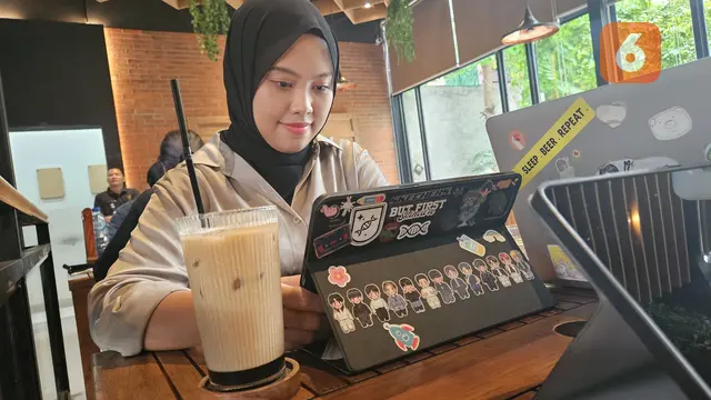 Nikmati cokelat Dubai dan kopi susu kekinian tanpa khawatir kesehatan! Pakar gizi membagikan 6 tips praktis agar tetap bisa mengikuti tren tanpa risiko kolesterol tinggi dan diabetes. (Foto: Aditya Eka Prawira/Liputan6.com)