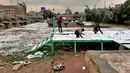 Orang-orang bermain dengan salju yang turun di Baghdad, Selasa (11/2/2020). Salju turun di Baghdad untuk pertama kalinya dalam satu dekade setelah sebelumnya ibu kota Irak itu sempat diguyur salju pada 2008, tetapi hanya berlangsung sekejap dan langsung mencair. (AP Photo/Ali Abdul Hassan)