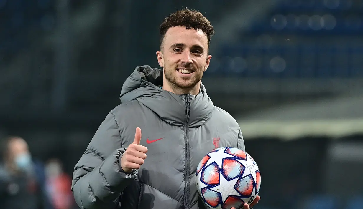 Striker Liverpool, Diogo Jota merayakan kemenangan usai mengalahkan Atalanta 5-0 dalam lanjutan fase grup Liga Champions 2020/2021 di Stadion Atalanta, Bergamo, Rabu (4/11/2020) dini hari WIB. Diogo Jota sukses membuat hattrick. (AFP/Miguel Medina).
