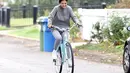 Selena Gomez terlihat senang bersepeda usai berpisah sementara dari Justin Bieber. (US Weekly)
