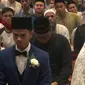 Qari muda asal Aceh yang bersuara merdu itu sempat menjadi imam salat Subuh berjemaah sebelum mengucapkan ijab qabul pada 7 Juli 2017. (Liputan6.com/Windy Phagta)