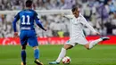 Pemain Real Madrid, Theo Hernandez berusaha melakukan tendangan dengan kawalan pemain Fuenlabrada, Hugen Fraile pada laga Copa del Rey 2017-2018 di Stadion Santiago Bernabeu, Selasa (28/11). Kedua tim bermain imbang 2-2. (AP Photo/Francisco Seco)