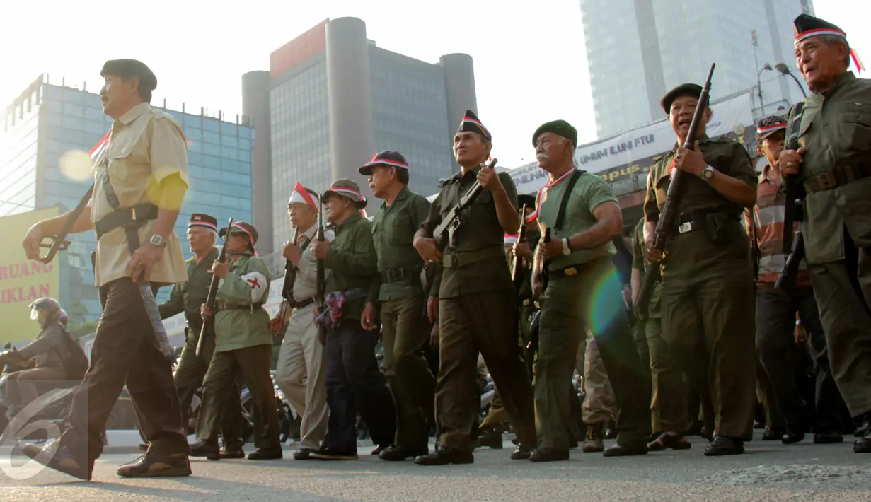 Sejumlah veteran pejuang kemerdekaan membawa senjata saat mengikuti pawai di Jakarta, Selasa (11/8/2015). Pawai tersebut merupakan puncak peringatan Hari Veteran Nasional. (Liputan6.com/Yoppy Renato)