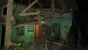 Gempa Magnitudo 6,5 yang mengguncang wilayah Kabupaten Garut, Jabar, Sabtu malam (27/4/2024), membuat warga Garut kaget, beberapa bangunan rumah warga mulai terlihat rusak. (Liputan6.com/Jayadi Supriadin)