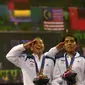 Nitya Krishinda (kanan) dan Gresya Polii menyanyi Indonesia Raya ketika pengibaran bendera merah putih di Gyeyang Gymnasium, Incheon, Korsel, (27/9). (ANTARA FOTO/SAPTONO)