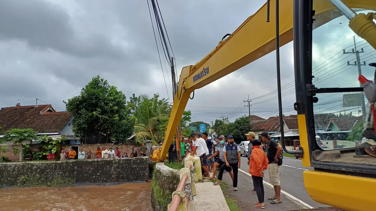 Alat berat ditempatkan di DAM Alas malang untuk antisipasi banjir bandang (Istimewa)