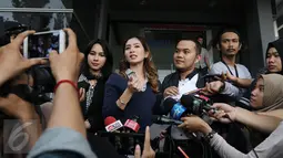 Bunga Zainal memberikan keterangan pers di Polda Metro Jaya, Jakarta, Senin (27/2). Bunga mengaku telah memberikan somasi dua kali tetapi tak digubris oleh oknum bernama HW (Liputan6.com/Herman Zakharia)
