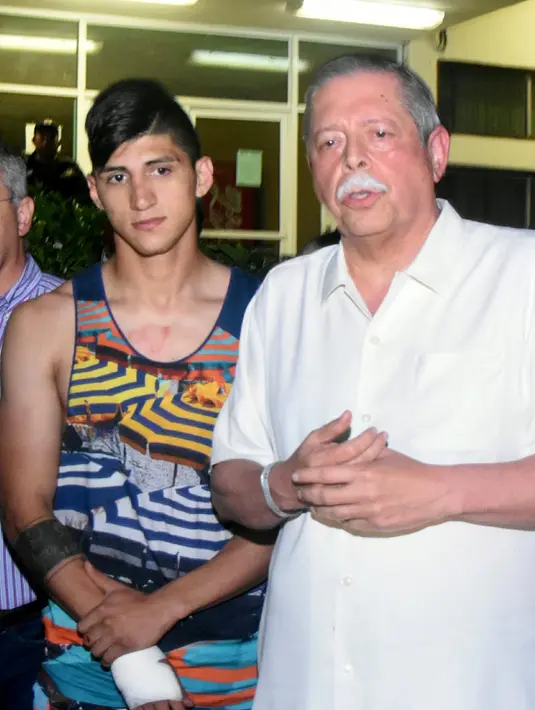 Pemain sepakbola, Alan Pulido (kiri) saat menjawab pertanyaan pers di di depan kantor polisi Negara, Tamaulipas, Meksiko, (30/5). Pemain berusia 25 tahun itu dikabarkan menjadi korban penculikan oleh sekelompok orang tak dikenal. (REUTERS/Stringer)