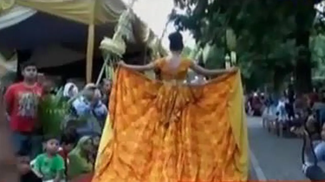 Peragaan Busana di Trotoar