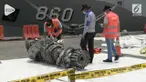 Komite Nasional Keselamatan Transportasi memeriksa turbin dan serpihan pesawat Lion Air JT 610, di Dermaga JICT, Tanjung Priok, Jakarta Utara, Minggu siang.