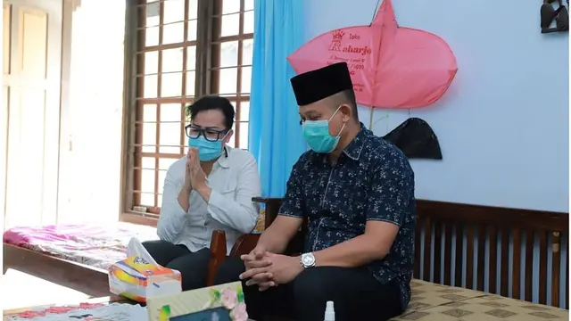 Bupati Kebumen, Arif Sugiyanto berkunjung ke rumah kru KRI Nanggala 402 yang gugur, Serda Eko. (Foto: Liputan6.com/Rudal Afgani Dirgantara)