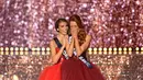 Maeva Coucke (kanan) menutupi wajahnya setelah dinobatkan sebagai Miss France 2018 di Chateauroux, Prancis tengah (16/12). Pada tanggal 23 September 2017 Coucke dinobatkan sebagai Miss Nord-Pas-de-Calais 2017. (AFP Photo/Guillaume Souvant)