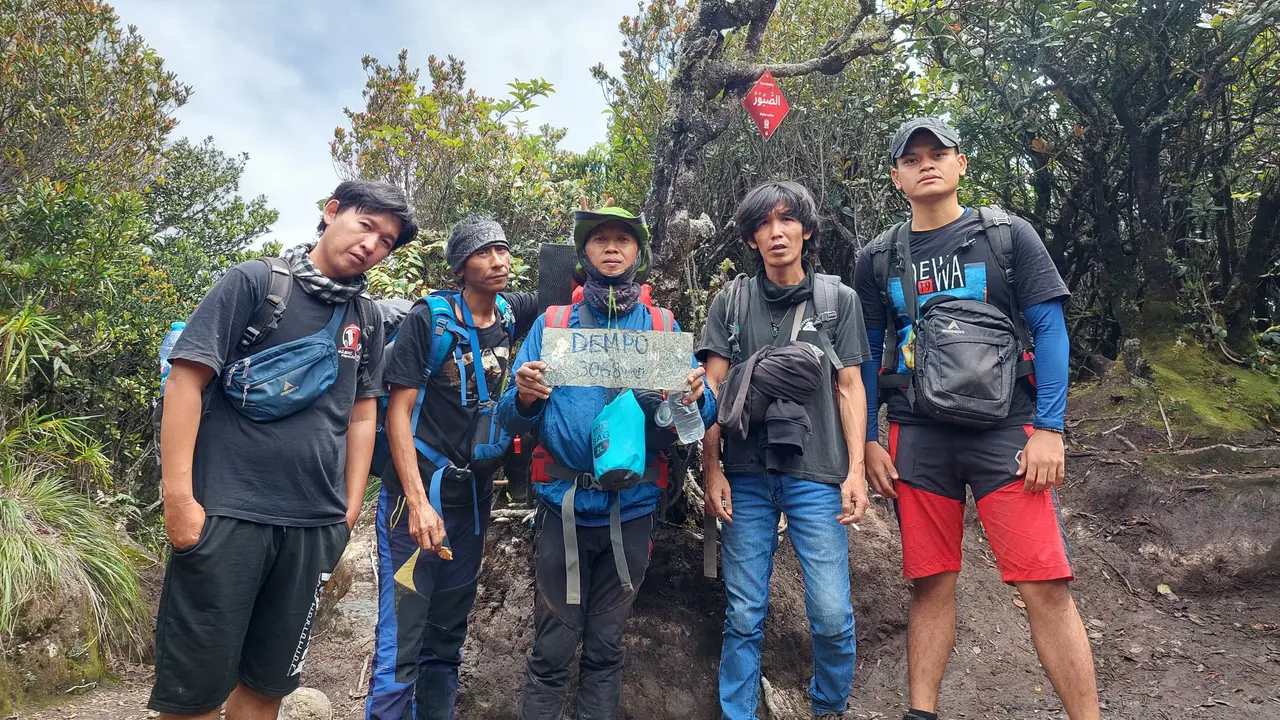 Pacu Adrenalin Mendaki Gunung Dempo Pagar Alam Saat Musim Hujan