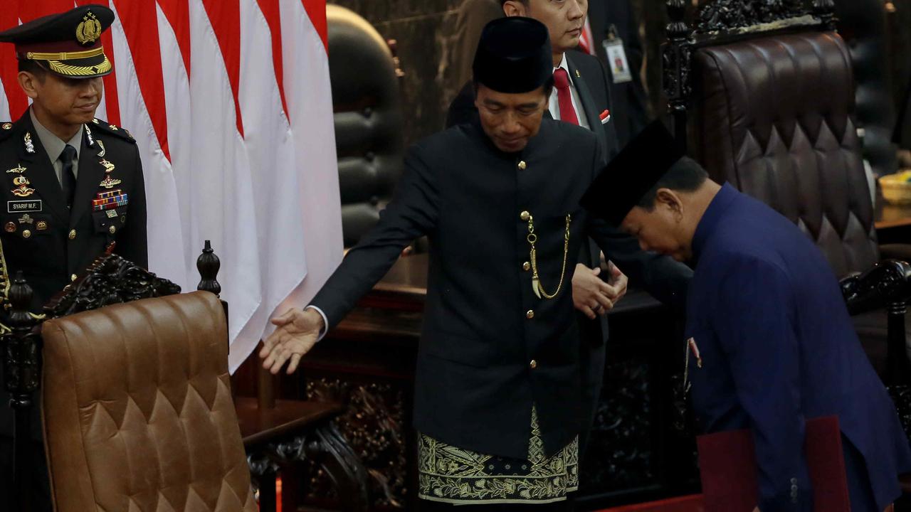 VIDEO: Detik-Detik Jokowi Prabowo Tukar Kursi Usai Resmi Dilantik, Titiek Soeharto Foto-Foto
