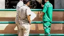 Petugas Taronga Zo dan petugas Ragunan memberikan makan ke dua jerapah baru asal Australia, Jakarta, Selasa (18/8/2015). Ragunan kini memiliki sepasang Jerapah hasil hibah dari Kebun Binatang Taronga Zoo, Sidney, Australia. (Liputan6.com/Yoppy Renato)
