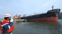 Amankan Pasokan Jabodetabek, Pertamina Kilang Cilacap Kirim Pertalite Lewat Laut
