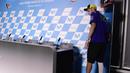 Pebalap Movistar Yamaha, Valentino Rossi, menghadiri jumpa pers jelang GP Aragon di Alcaniz, Aragon, Kamis (21/9/2017). Rossi dinyatakan lolos tes medis untuk mengikuti balapan MotoGP Aragon. (AFP/Javier Soriano)
