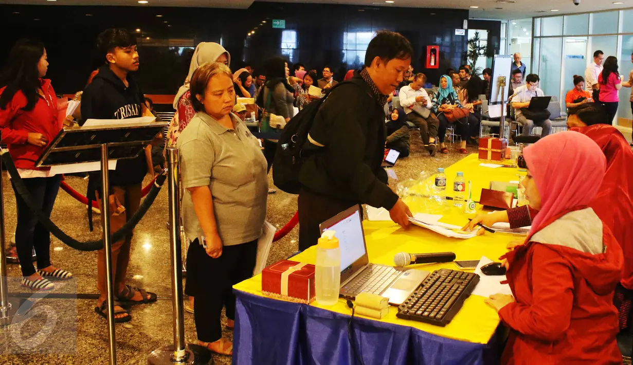 Pemohon pajak mengantri untuk mengikuti program Tex amnesty di kantor Ditjen Pajak, Jakarta, Jumat (31/3). Hari ini merupakan hari terakhir program pengampunan pajak atau tax amnesty dan akan di tutup pada pukul 00:00. (Liputan6.com/Angga Yuniar)