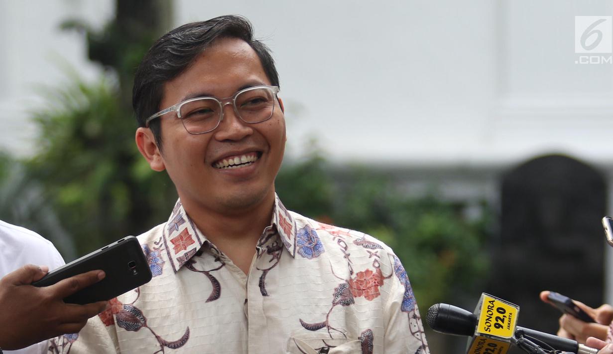 CEO Bukalapak, Achmad Zaky memberikan keterangan seusai menemui Presiden Joko Widodo (Jokowi) di Istana Merdeka, Jakarta, Sabtu (16/2). Zaky meminta maaf perihal kicauannya yang diprotes oleh para pendukung Jokowi. (Liputan6.com/Angga Yuniar)