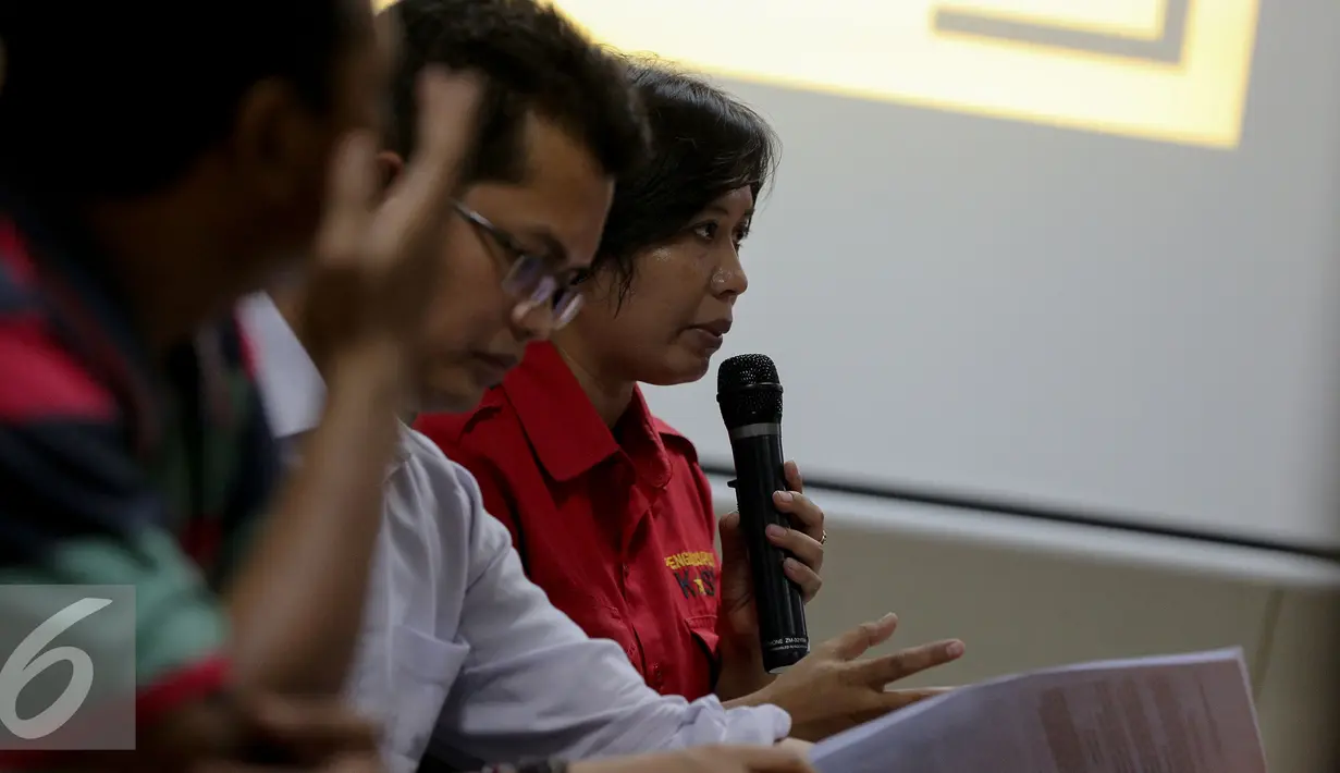 Direktur LBH Jakarta Alghiffari Aqsa bersama persatuan rakyat Jakarta menggelar konferensi pers di kantor LBH Jakarta, Jum'at (11/6/2015). Mereka menolak keras peraturan gubenur Jakarta No 228 Tahun 2015 . (Liputan6.com/Faizal Fanani)