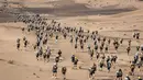 Para peserta mencoba tantangan dengan mengikuti kejuaraan Marathon des Sables ke-33 tahap kedua di Gurun Sahara, selatan Maroko, Senin (9/4). Marathon des Sables merupakan salah satu lomba lari paling ekstrim dan berat di dunia (JEAN-PHILIPPE KSIAZEK/AFP)