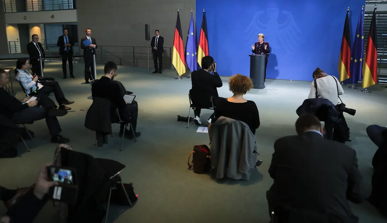 Wartawan melakukan social distancing atau menjaga jarak saat Kanselir Jerman Angela Merkel berbicara dalam konferensi pers di Berlin, Jerman, Senin (16/3/2020). Social distancing adalah cara terbaik untuk mencegah penyebaran virus corona COVID-19. (AP Photo/Markus Schreiber, Pool)