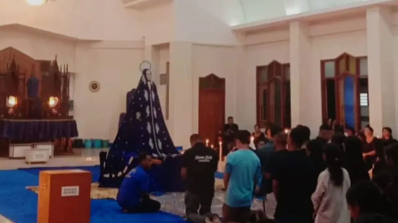 Umat Katolik di Kota Larantuka saat melakukan prosesi Semana Santa di Flores Timur pada tahun 2023 lalu (Liputan6.com/Ola Keda)