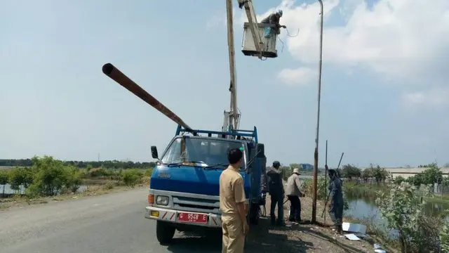 Pemasangan Lampu PJU di Jalur Alternatif di Pantura