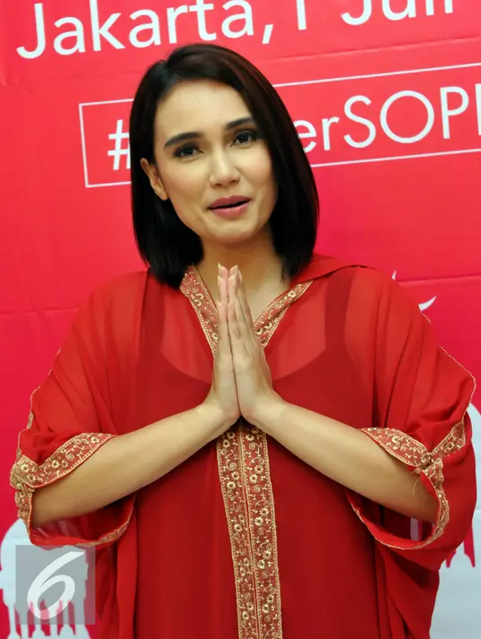 Salah gaya yang ditampilkan Febi Febiola saat Liputan6.com meminta kepadanya untuk berekspresi. Foto diambil pada Rabu (1/7/2015) saat acara buka puasa bersama dengan salah satu produk kecantikan, Jakarta. (Liputan6.com/Panji Diksana)