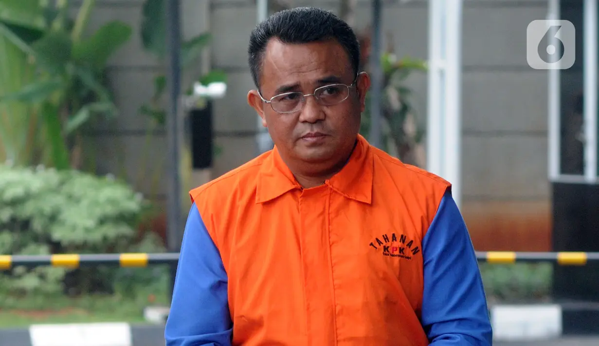 Tersangka kasus dugaan suap proyek pekerjaan di Pemkab Bengkayang, Suryadman Gidot bersiap menjalani pemeriksaan di KPK, Jakarta, Jumat (29/11/2019). Bupati nonaktif Bengkayang itu diperiksa dalam kasus dugaan suap proyek pekerjaan di Pemkab Bengkayang, Kalimantan Barat. (merdeka.com/Dwi Narwoko)