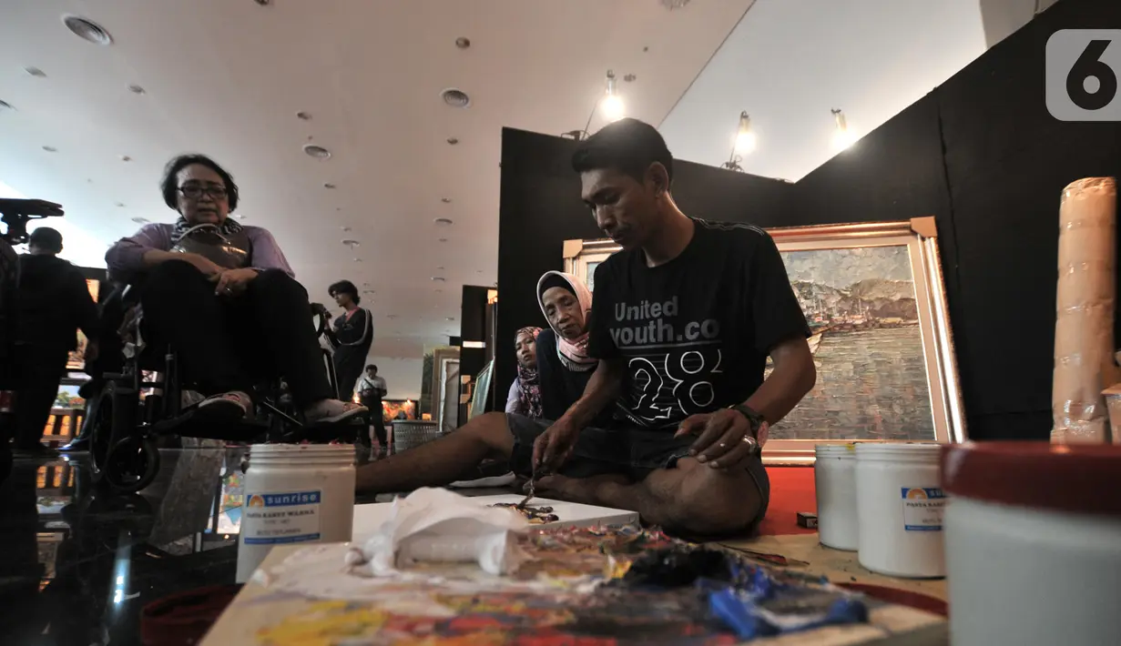 Seniman menyelesaikan karya lukis saat mengikuti Indonesian Art Festival "Pesta Seni Rupa Indonesia" di Museum Nasional, Jakarta, Minggu (10/11/2019). (merdeka.com/Iqbal S. Nugroho)