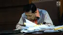 Terdakwa dugaan korupsi proyek e-KTP, Setya Novanto saat sidang lanjutan di Pengadilan Tipikor, Jakarta, Kamis (1/2). Sidang menghadirkan lima saksi dalam proyek e-KTP. (Liputan6.com/Helmi Fithriansyah)