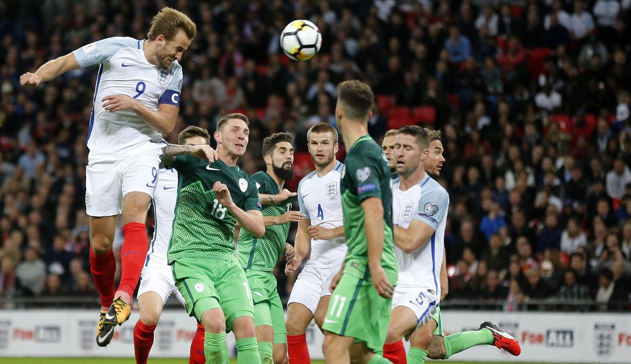 Striker Inggris, Harry Kane, duel udara dengan para pemain Slovenia pada laga Kualifikasi Piala Dunia 2018 di Stadion Wembley, Kamis (5/10/2017). Inggris menang 1-0 atas Slovenia. (AP/Frank Augstein)