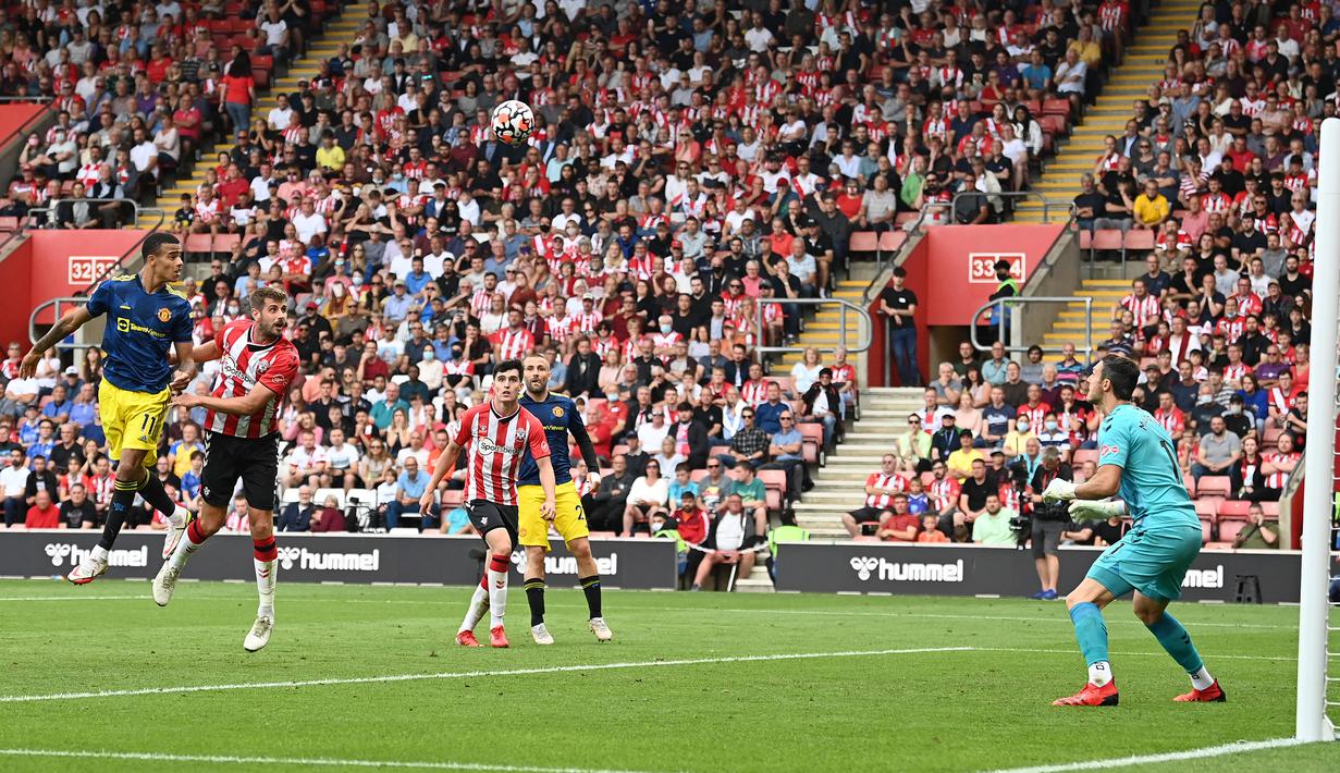 Mason Greenwood berpeluang mencetak gol keduanya pada menit ke-64. Usai menerima umpan silang dari Jadon Sancho, ia melepaskan sundulan yang masih melambung di atas mistar gawang Southampton. (Foto: AFP/Glyn Kirk)
