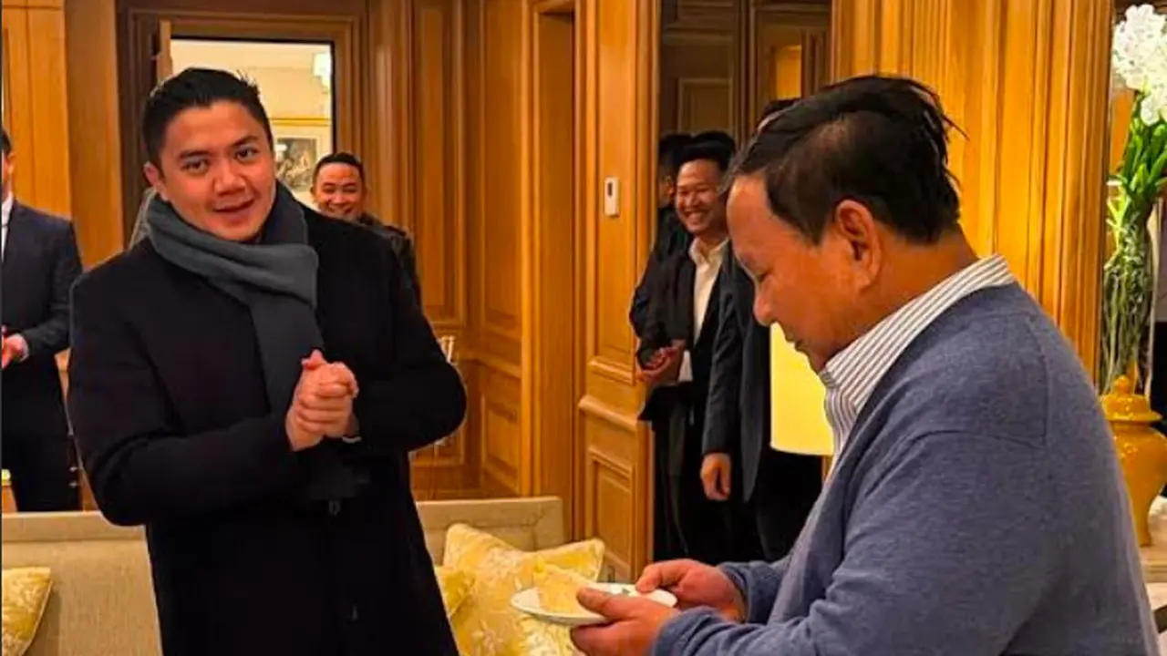 Momen Presiden Prabowo memberikan kejutan Ulang Tahun ke-37 Seskab Teddy Indra Wijaya saat kunjungan kerja di Paris Prancis. (Istimewa)