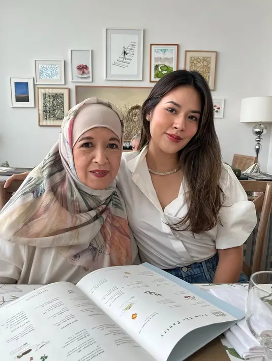 Raisa merayakan Hari Ibu dengan mengunggah momen bersama sang ibu. Keduanya tampil serasi mengenakan pakaian warna putih, memperlihatkan kesan sederhana namun tetap elegan. [@raisa6690].
