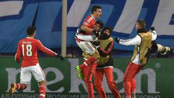 Pemain Benfica, Nicolas Gaitan (tengah) merayakan golnya ke gawang FC Zenit  pada leg kedua 16 besar Liga Champions di Stadion Petrovsky, St. Petersburg, Kamis (10/3/2016) dini hari WIB.  (AFP/Kirill Kudryavtsev)