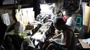 Suasana saat perajin memproduksi sepatu di sebuah rumah industri di Jakarta, Selasa (6/3). OJK dan Menko Perekonomian memfokuskan kredit usaha rakyat (KUR) bagi UKM dengan sistem klaster. (Liputan6.com/Angga Yuniar)