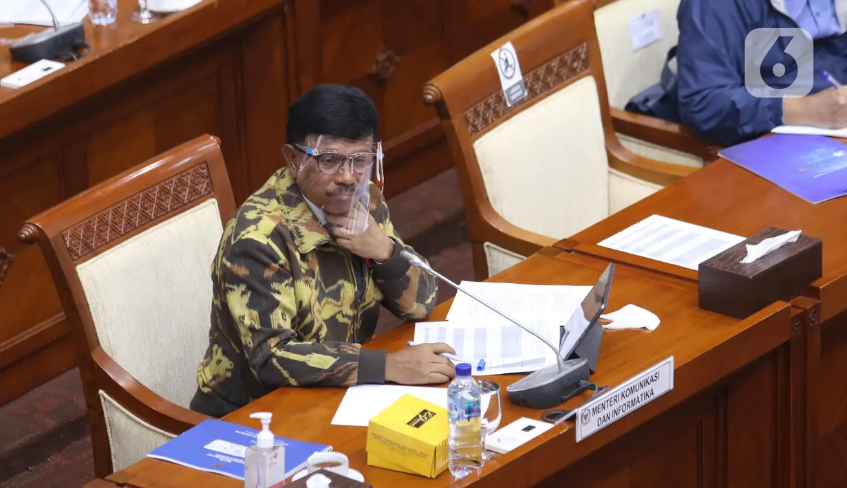 Menkominfo Johnny G Plate saat mengikuti rapat kerja dengan Komisi I DPR di Kompleks Parlemen, Jakarta, Rabu (7/4/2021). Rapat kerja tersebut membahas mengenai tata kelola 5G dan berakhirnya keanggotaan Dewas LPP RRI Periode 2016-2021. (Liputan6.com/Angga Yuniar)