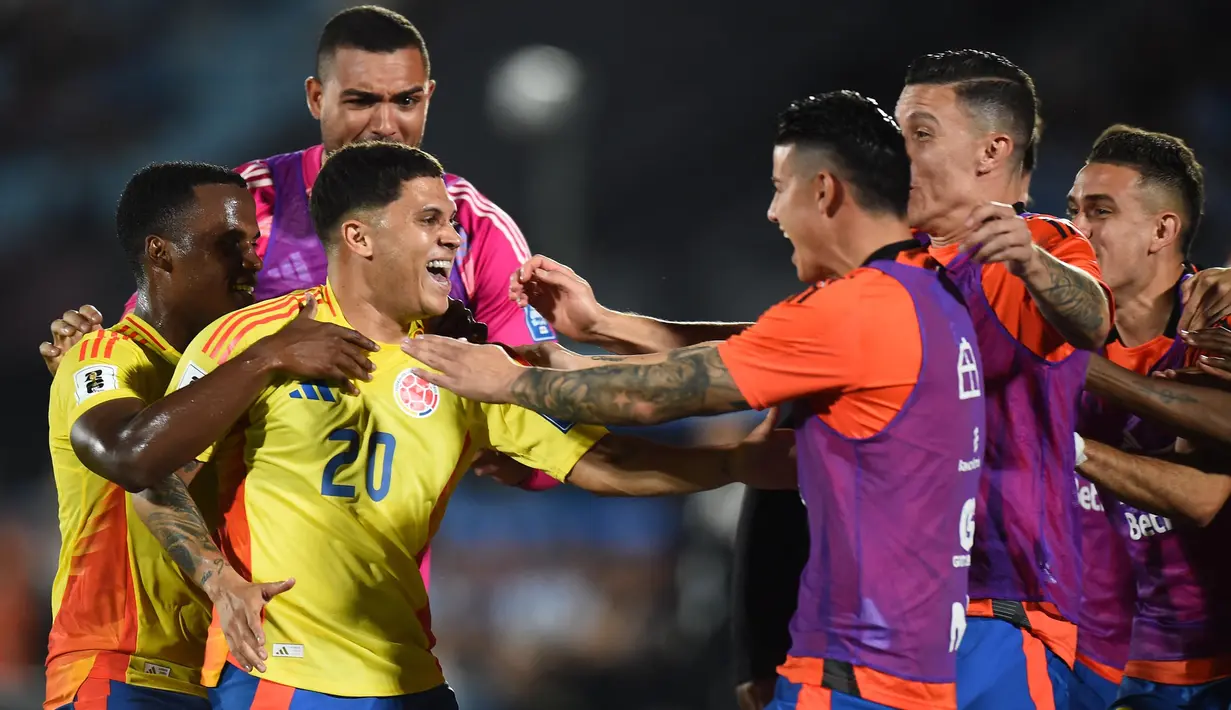 Uruguay tertinggal lebih dulu pada menit ke-31 setelah tendangan keras pemain tengah Kolombia, Juan Fernando Quintero gagal dibendung kiper Sergio Rochet. (DANTE FERNANDEZ/AFP)