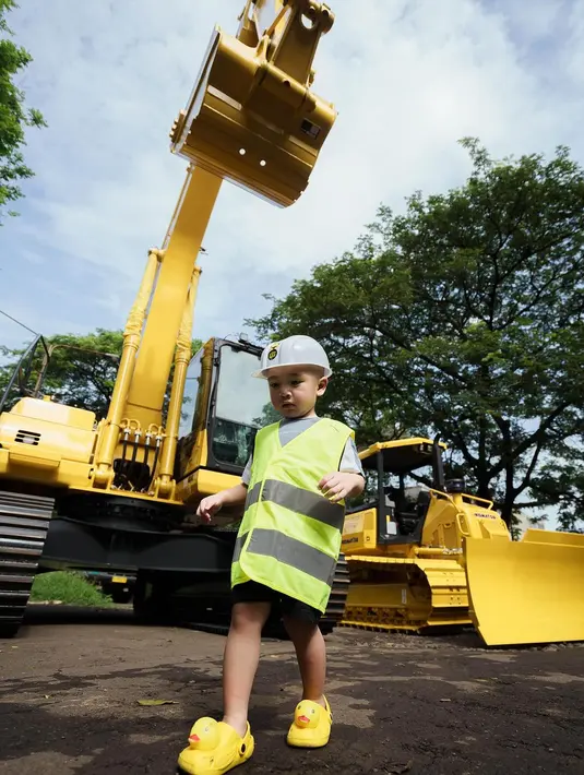 Ia mengenakan t-shirt biru dan celana pendek hitam. Tak ketinggalan safety vest dan sandal bebek jadi paduan outfit yang menggemaskan [@tercipungcipung]