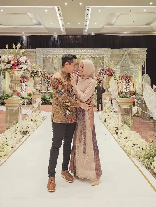 Di momen lain, Alyssa dan Dude juga tampak mengenakan baju kondangan couple bernuansa batik. Penampilan serasi ini tentu menjadi inspirasi bagi banyak pasangan yang ingin tampil kompak namun tetap elegan di acara formal seperti kondangan. (Liputan6.com/IG/@dude2harlino)
