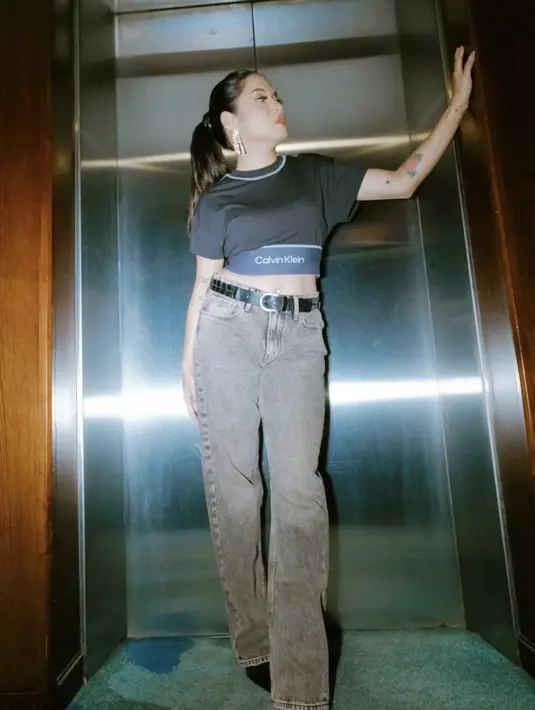 Denim an crop top juga bukan sesuatu yang baru di industri fashion. Namun saat dipadukan dengan aksen statement dari bra yang terlihat, seketika hadirkan kesan athleisure yang memukau. [Foto: Instagram/ Cantika Abigail]