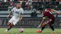 Striker Persib Bandung, Ragnar Oratmangoen melewati penjagaan dari gelandang Bali United, Brandon Wilson dalam laga pramusim bertajuk Dewata Challenge Series 2026 di Stadion Kapten I Wayan Dipta, Gianyar, Bali, Selasa (18/8/2026). (Dok. Instagram Ragnar Oratmangoen)