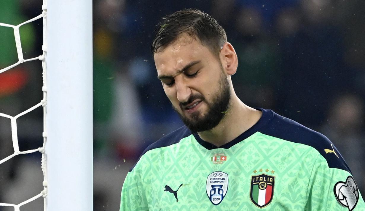 Gianluigi Donnarumma berhasil tampil memukau saat Euro 2020 lalu. Namun, Ia dan Italia gagal mentas dari babak kualifiakasi Piala Dunia 2022 zona Eropa. Italia kalah 0-1 dari Makedonia Utara pada semifinal playoff Piala Dunia 2022. Gianluigi Donnarumma gagal membendung tembakan jarak jauh Aleksandar Trajkovski pada menit akhir 90+2. Ini menjadi kali kedua berturut-turut Italia gagal tampil di Piala Dunia sejak 2018 lalu. Musim ini, Gianluigi Donnarumma tampil kurang mengesankan dengan hanya mencatat 8 cleansheet dalam 19 pertandingan bersama PSG. (AFP/Alberto Pizzoli)