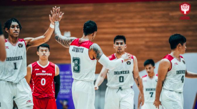 <p>Penampilan Timnas Bola Basket 5x5 Indonesia Putra saat melawan Singapura, Jumat (20/5/2022) (Sumber: Perbasi)</p>